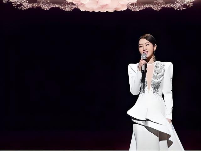 53岁杨钰莹现状：住深圳豪宅，穿碎花裙皮肤光滑，在自家楼顶种菜