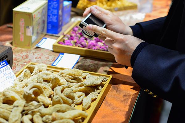 暗访｜上海一药店被指天价卖疑似野生中药，只做旅行团生意