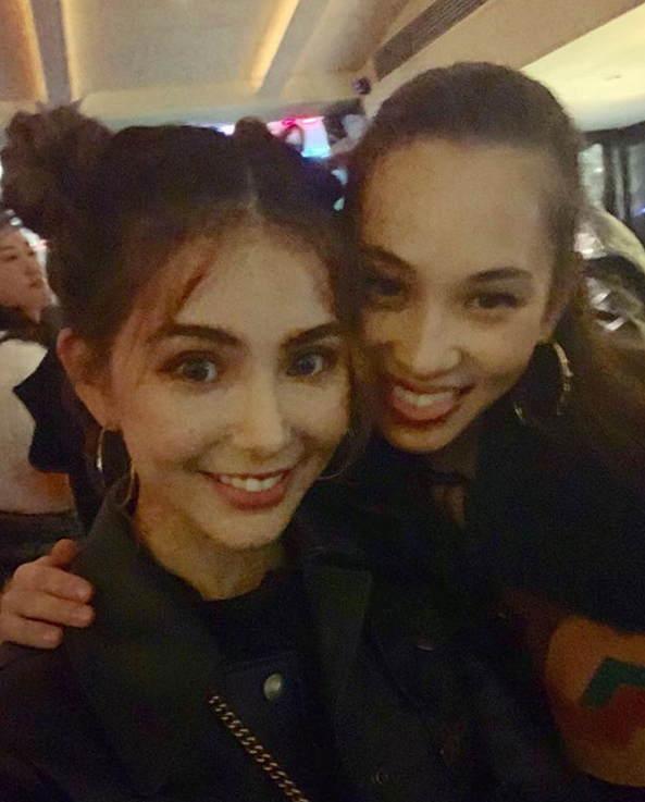 昆凌晒与好姐妹合影咧嘴大笑 眼睛笑成“月牙眼”