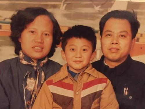 何炅父亲近照曝光 细数明星父母颜值