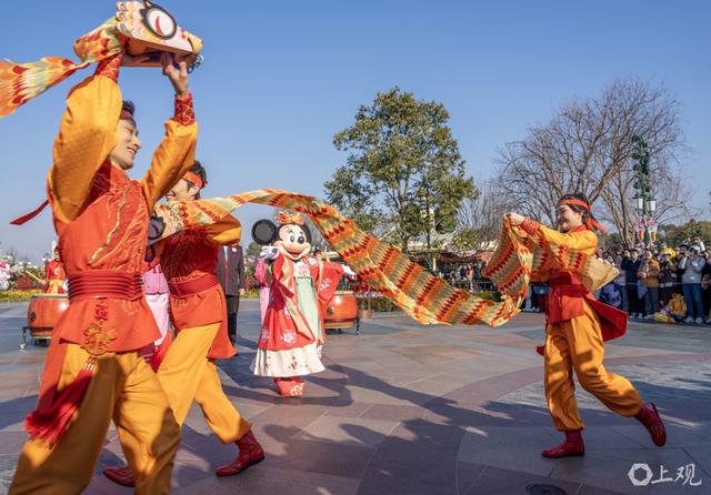 祥蛇贺新春，米奇米妮身着中式新年装迎客