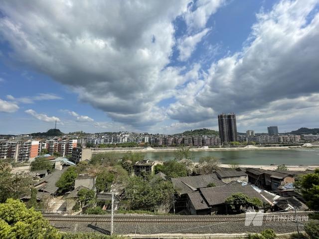 刀郎“复出”，“中年刀迷”疯狂追星，网友：刀郎的歌原来这么好听