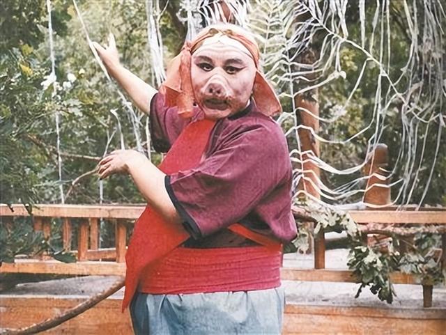 “猪八戒”已经79岁了，妻子比嫦娥还美，如今儿子也事业有成