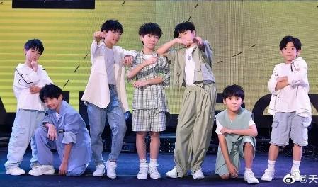 8岁的偶像组合来了，请不要逼孩子太甚