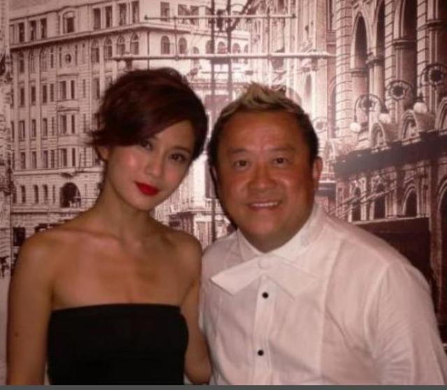 曾志伟春节到加拿大探亲，陪次女曾咏仪全家过年!外孙女已经24岁