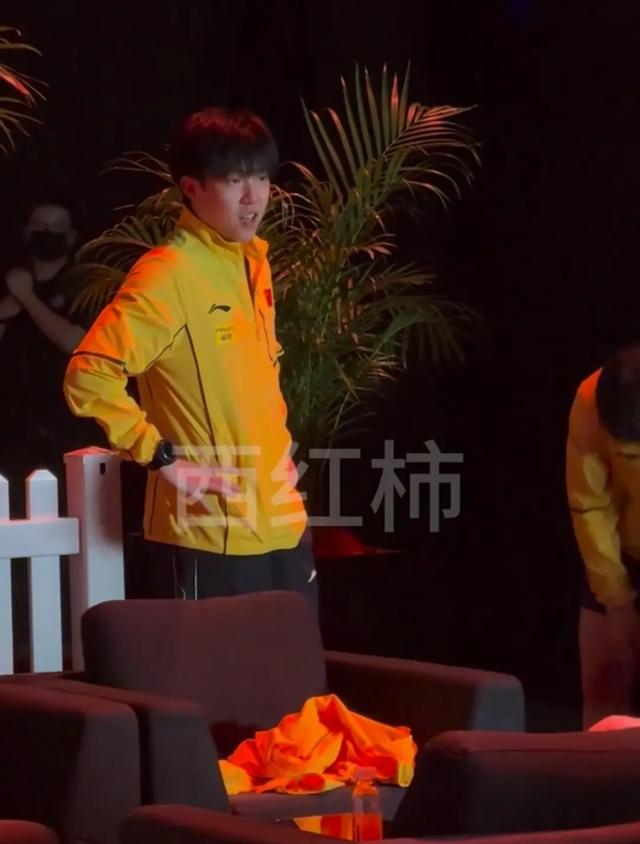 大头主动和蒯曼握手，恭喜她获得了亚军