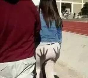 警惕这个陌生男子撩起女孩裙子，狠狠摸了一把！