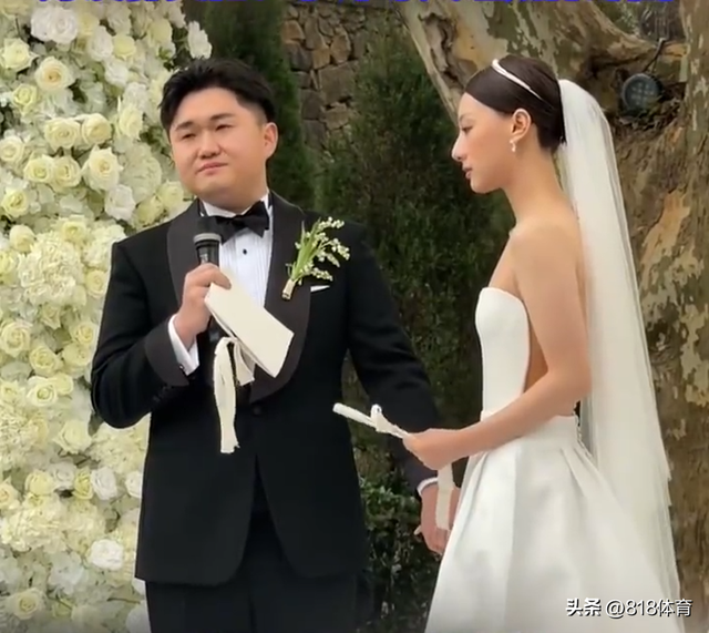 笑喷!郭艾伦出席千万网红百乔小雪婚礼,西装笔挺像新郎百乔成司仪