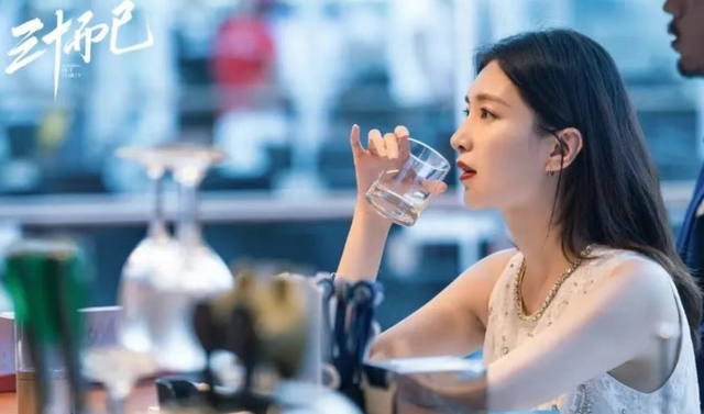 《三十而已》王漫妮至死不知，她喝82年拉菲、开30万豪车都是假象