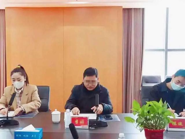 45岁局长出轨女下属，车震时大尺度聊天内容曝光，女方正面照流出