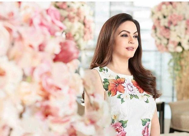 亚洲首富妻子身材丰满，身穿蕾丝裙秀色可餐，难怪获富豪专宠30年