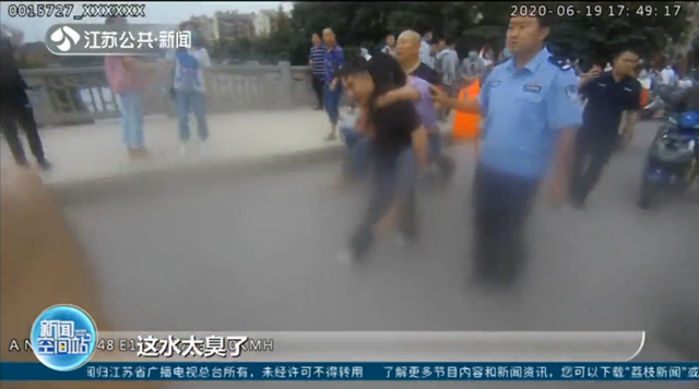 女子跳河后，俩大男人竟也跟着跳了下去…上岸后惊觉：这水太臭了