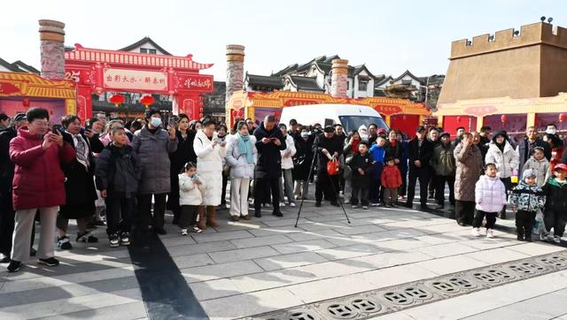 “李上”往来组合空降“天水麻辣烫 文旅嘉年华”趣味参与活动，现场火爆！
