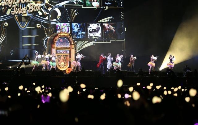 今晚，周董太闪耀！一首《简单爱》响起，情侣原地接吻！杭州人的情怀太值钱