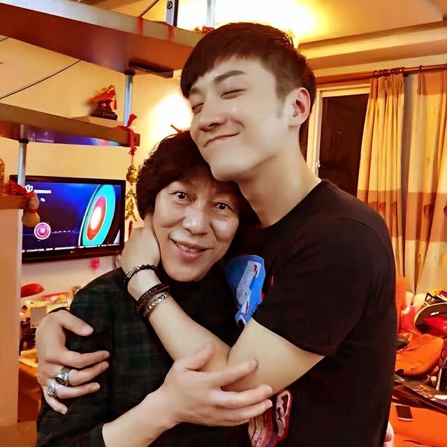 男星乔任梁去世7年：白发父母怀念他的方式招来谩骂