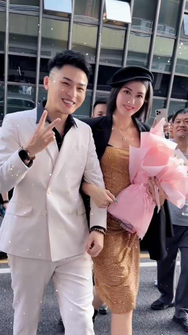 38岁香港知名女星为男网红夹菜擦嘴引热议，网友：为钱没有底线吗