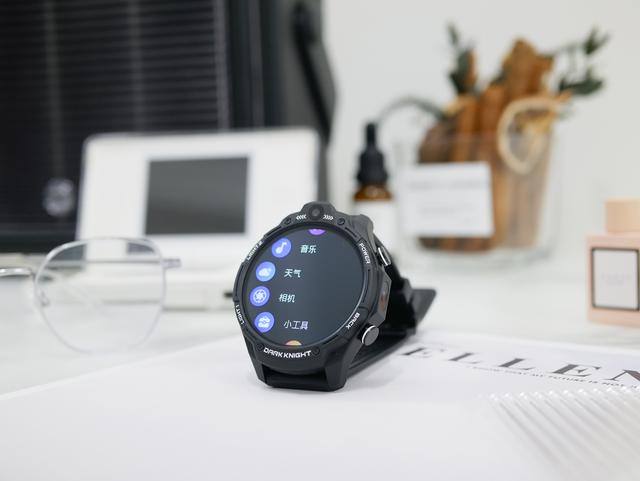 双摄像头可拍照，64GB+触摸屏的手表你见过吗？Jeep黑骑士评测