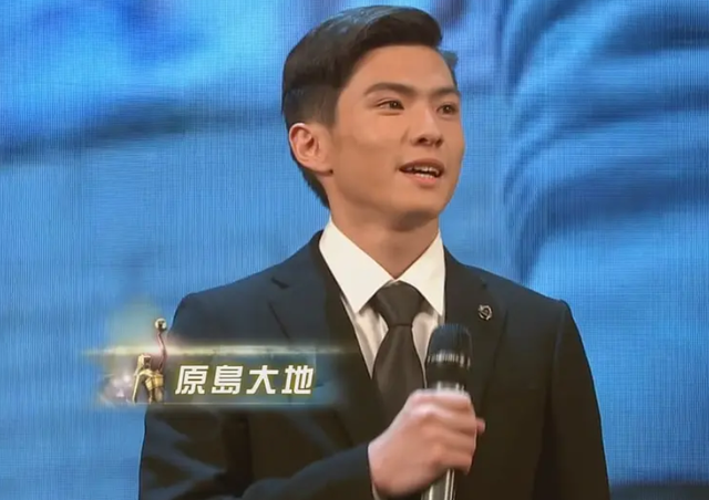 恭喜！23岁原岛大地宣布当爸，23岁妻子诞下儿子，父子长相相似