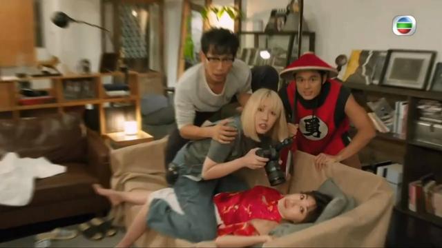 荒诞剧团：演员拍激情戏“假戏真做​”，这剧戳破了娱乐圈潜规则