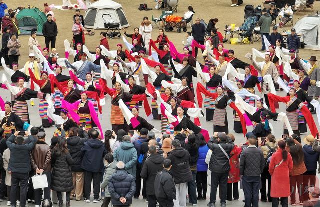 C视频｜成都街头百人同跳弦子舞