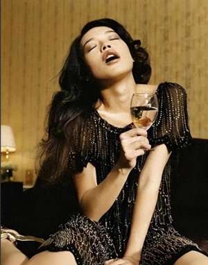 舒淇拍的三级片(19岁舒淇拍“全裸写真”“三级片”一脱成名，老板亲自上场)