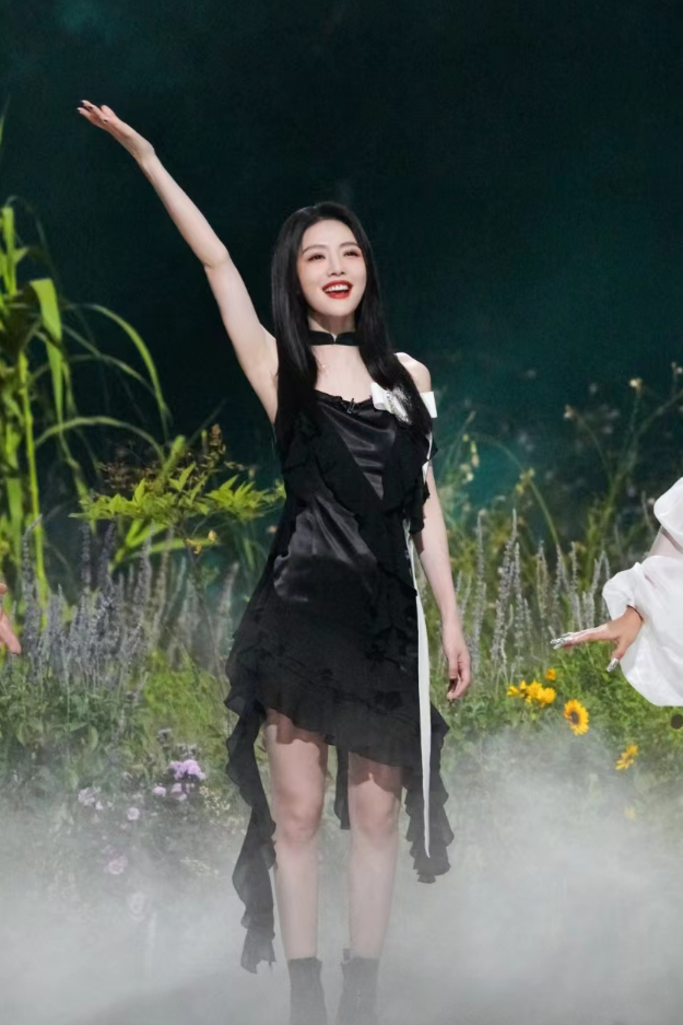 戚薇、蔡文静、何洁、陈昊宇新歌上线，为《花儿绽放》“种花”