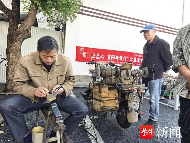 理发、测血压、检查眼部……常熟市沙家浜镇常昆村开展“常怀公益心 重阳与我行”公益集市