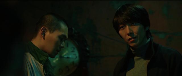 人质被绑匪百般虐待，就连喝水都被反绑双手！韩国最新犯罪电影