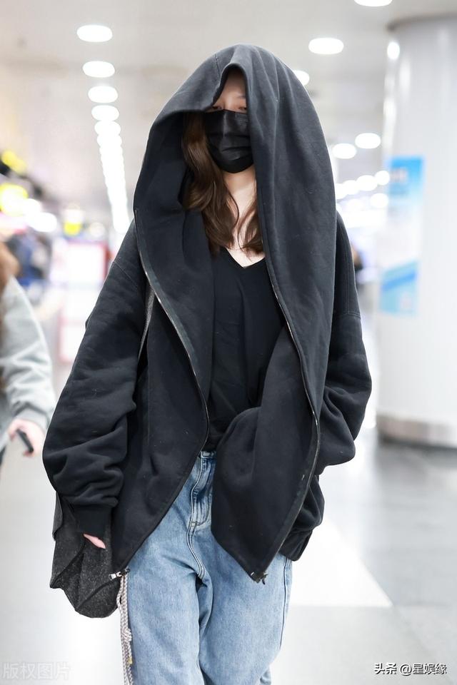 宋妍霏现身北京机场，身穿黑色兜帽外套个性时尚