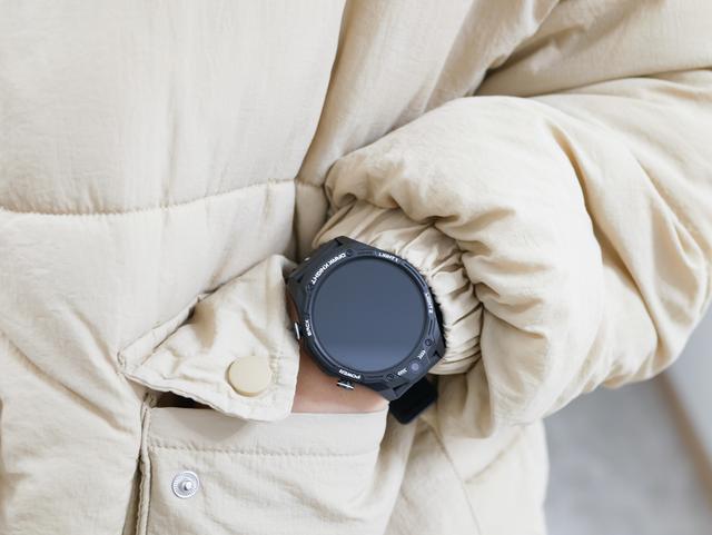 双摄像头可拍照，64GB+触摸屏的手表你见过吗？Jeep黑骑士评测