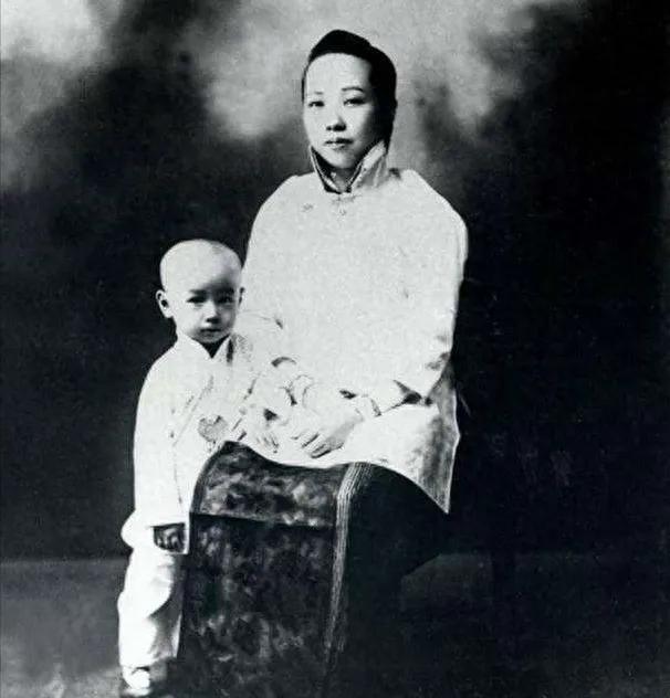 她普通无名，为国家生一栋梁，章显了“母凭子贵”，被历史铭记