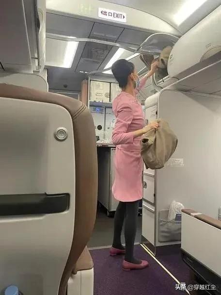 空姐上班告别高跟鞋，高跟鞋被打工人抛弃了？