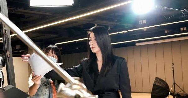 “百亿天后”陈慧琳近照曝光，49岁皮肤白嫩，被富豪老公宠成少女