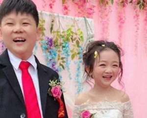 杨萍(19年成都袖珍女杨萍结婚，32岁长着10岁童颜，婚后生活令人担忧)