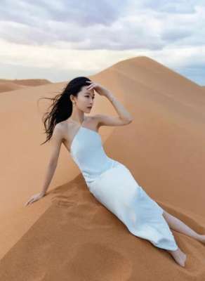 文咏珊脚(喜欢光脚拍摄大片的女明星合集)