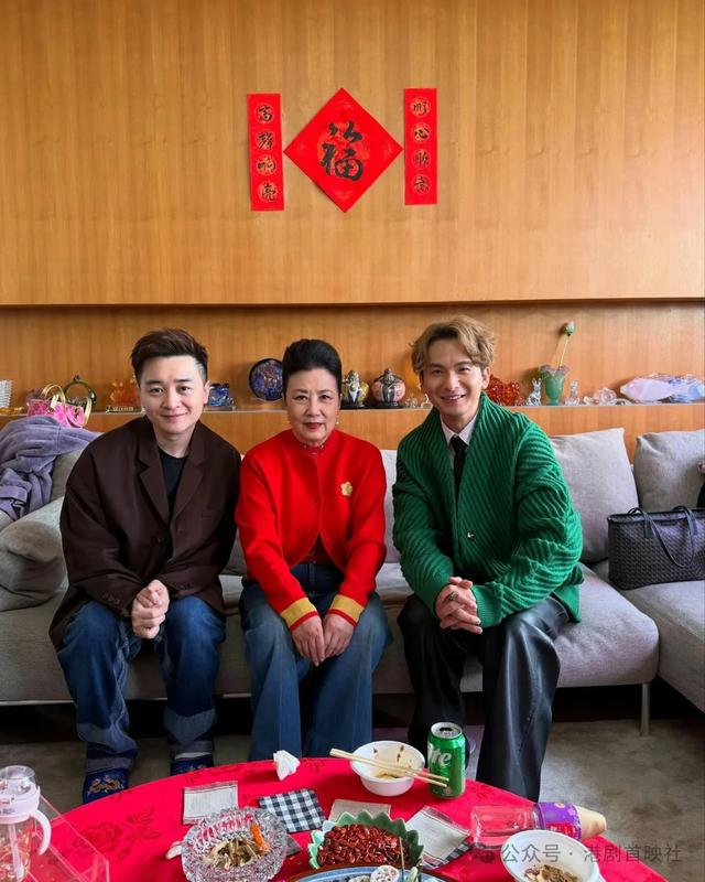 汪明荃罗家英初二团拜,亿元豪宅楼梯坐逾半百好友仍卓卓有余