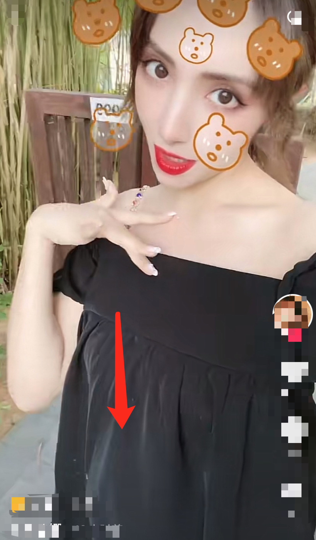 33岁辣妈麦迪娜独自出游,宽松短裙遮不住巨大孕肚,四肢细过路人