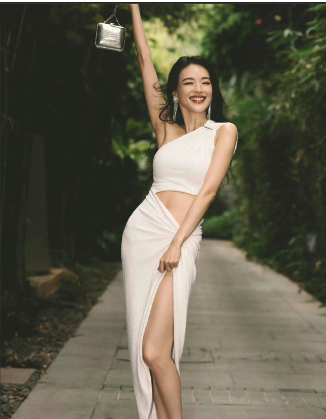 19岁舒淇拍“全裸写真”“三级片”一脱成名，老板亲自上场