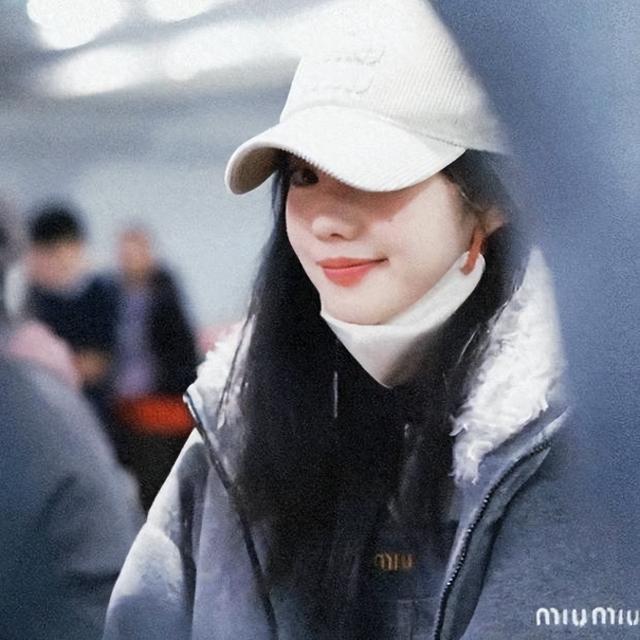 刘浩存笑眼盈盈清纯可人 一身休闲穿搭女大既视感