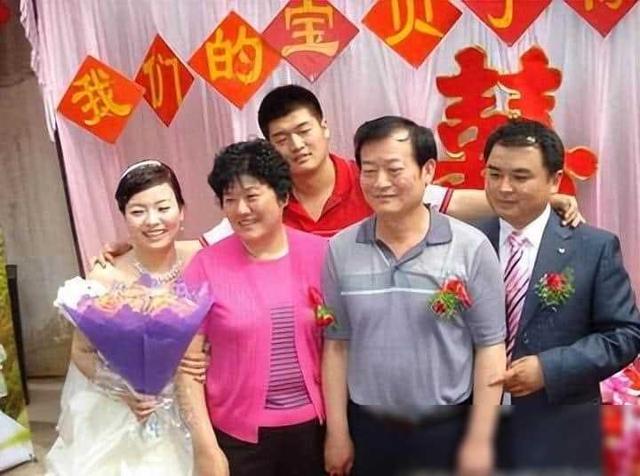 公公照看儿媳不避嫌，故意盯着儿媳哺乳谁不是掀起衣服喂奶？