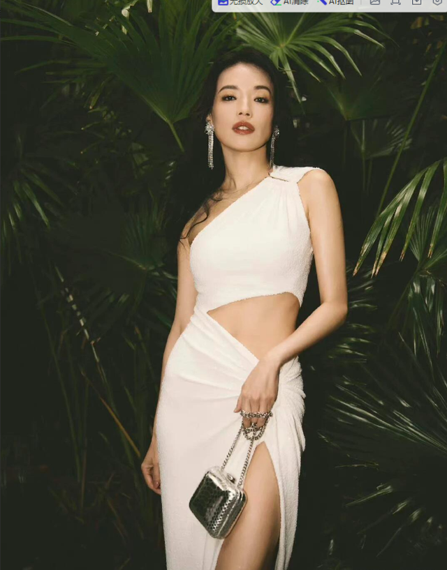 19岁舒淇拍“全裸写真”“三级片”一脱成名，老板亲自上场