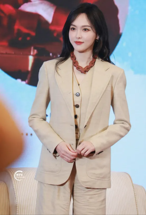 41岁唐嫣换发型像换了个人，穿短外套又美又飒，差点认不出