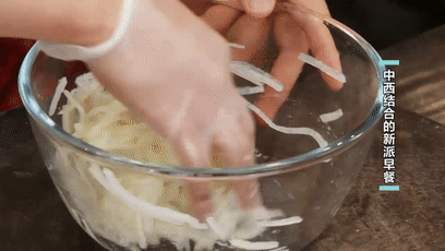 虾多士、手摇奶茶、火腿玉米浓汤...中西结合的新派早餐快学起来