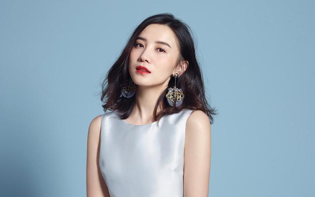 42岁仍未婚的小宋佳，综艺败坏路人缘，与名导张黎的感情成黑历史