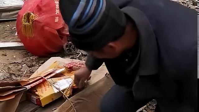 她出生4个月被遗弃，养父为她终身未娶，如今她身家过亿报答养父