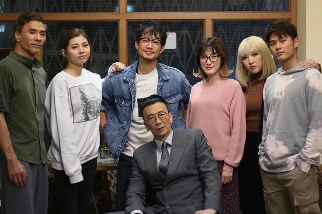 荒诞剧团：演员拍激情戏“假戏真做​”，这剧戳破了娱乐圈潜规则