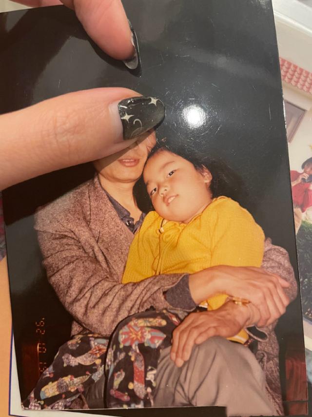 周扬青罕晒儿时与爸妈合影，直面整容争议：从小到大长得毫无关联