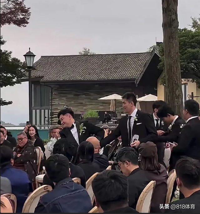 笑喷!郭艾伦出席千万网红百乔小雪婚礼,西装笔挺像新郎百乔成司仪