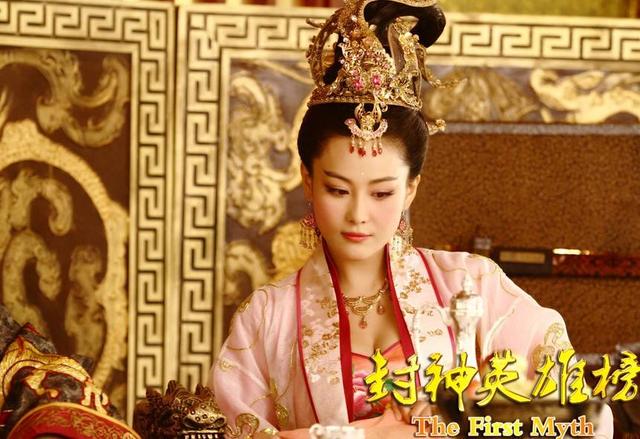 前有吴卓羲晒床照，后有李晨送石心，35F张馨予傲人身材惹人爱