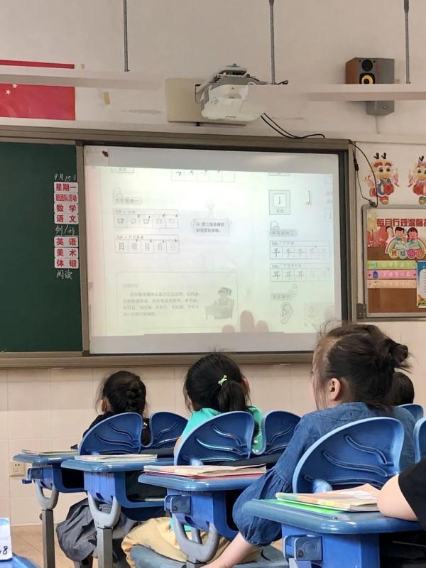 曾被判定活不过3岁,如今他坐着“变形金刚”上小学了